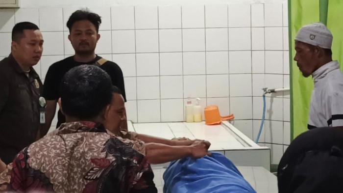 KORBAN MASSA - ‎Setelah lebih dari sepekan dalam kondisi koma, Rido akhirnya meninggal dunia pada Kamis (13/11/2025) siang. Rido merupakan anak disabilitas mental asal Purwakarta yang menjadi korban pengeroyokan massa di Karawang.