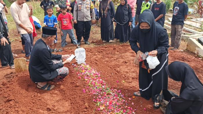 RIDO PULnggar anak disabilitas dimakamkan