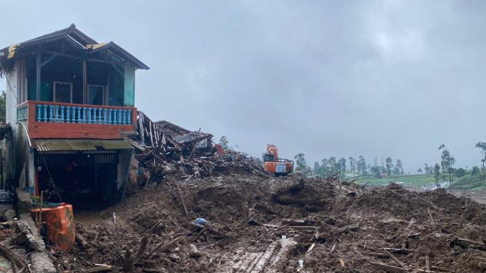 DIHANTAM LONGSOR - Salah satu rumah yang rusak berat akibat longsor di Desa Pasirlangu, Kecamatan Cisarua, Kabupaten Bandung Barat (KBB). Foto diambil Kamis 29 Januari 2026.