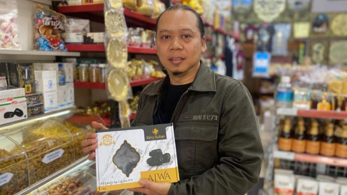 RAMDANI - Ramdani, pemilik Ramadhani Collection di Jalan Belakang Pasar No. 52, Kebon Jeruk, Kecamatan Andir, Kota Bandung.