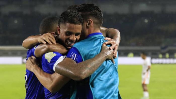GOL PERDANA - Penyerang asal Brasil, Ramon Tanque memeluk rekan-rekannya setelah mencetak gol perdana untuk Persib Bandung ke gawang Borneo FC pada pertandingan tunda pekan kelima di Stadion Gelora Bandung Lautan Api (GBLA) pada Jumat (5/12/2025).
