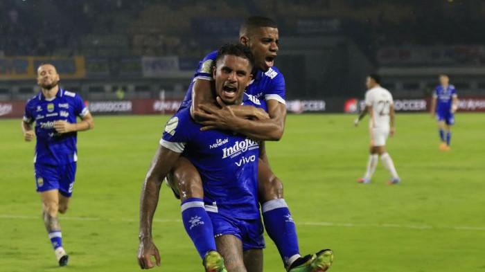 RAYAKAN GOL - Ramon Tanque merayakan gol bersama Uilliam Barros saat Persib Bandung melawan Borneo FC pada laga tunda pekan keempat Super League 2025-2026 di Stadion Gelora Bandung Lautan Api, Kota Bandung, Jumat (5/12/2025).