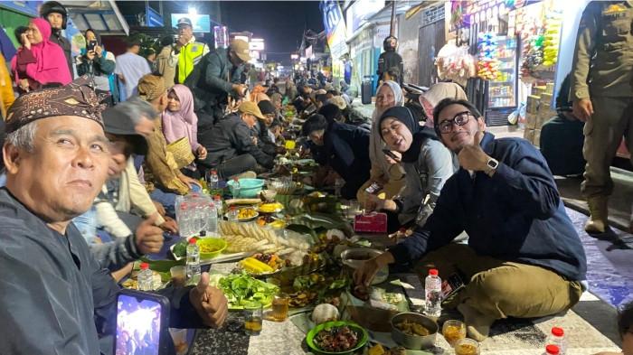 Rampung Diperbaiki, Jeje Ngaliwet Bareng Warga di Jalan Haji Gofur Bandung Barat