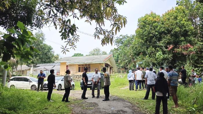 REKONSTRUKSI - Persiapan gelar rekonstruksi kasus pembunuhan Dea Permata Karisma (27) di Kompleks PJT II, Desa Jatimekar, Kecamatan Jatiluhur, Kabupaten Purwakarta, Senin (6/10/2025).