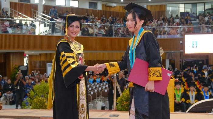 Rektor UKSW Profesor Intiyas Utami mewisuda 437 lulusan dalam acara Upacara Wisuda