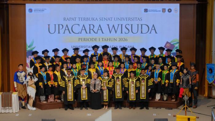 WISUDA UKSW 2026 - Upacara Wisuda Periode I Tahun 2026 Universitas Kristen Satya Wacana (UKSW) menjadi puncak perjalanan akademik bagi 642 lulusan di Balairung Universitas (BU), Kamis (29/01/2026). Dalam Rapat Terbuka Senat Universitas tersebut, ratusan lulusan dari Program Diploma, Sarjana, Magister, dan Doktor resmi dilepas oleh Rektor UKSW Profesor Intiyas Utami. Upacara wisuda ini dipimpin oleh Ketua Senat Universitas, Profesor Apriani Dorkas Rambu Atahau, S.E., M.Com., Ph.D.