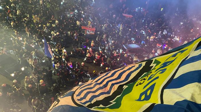 KONVOI BOBOTOH - Ribuan bobotoh memadati Jalan Ir H Juanda saat merayakan kemenangan Persib Bandung atas PSM Makassar, Minggu (17/5/2026) malam.