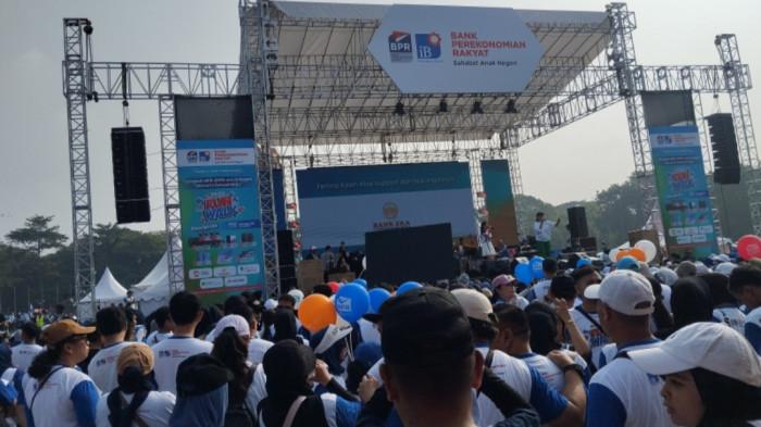 FUN WALK - Ribuan orang terlihat antusias dan bersemangat, mengikuti fun walk dalam rangka memperingati hari BPR- BPRS Nasional, di Taman Tegalega, Kota Bandung, Minggu (31/5/2026).