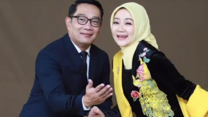 ANNIVERSARY - Ridwan Kamil dan Atalia Praratya berfoto bersama dan hasilnya diunggah di akun Instagram Atalia pada hari ulang tahun ke-28 pernikahan keduanya, 7 Desember 2024. Terkini, Atalia menggugat cerai Ridwan Kamil menjelang akhir tahun 2025.