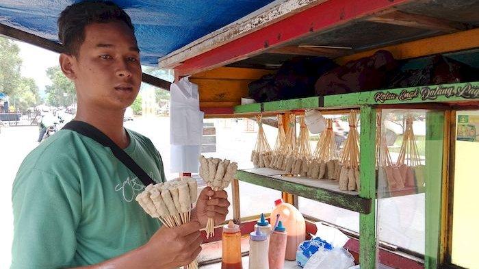 Kisah Rosandi Pemuda Sumedang, Jualan Sempol Ayam Bisa Sekolahkan Adik dan Bangun Rumah