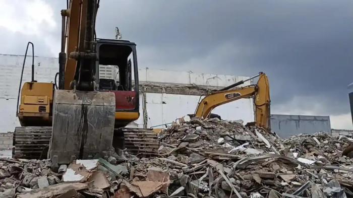 Rumah Ahmad Sahroni dibongkar