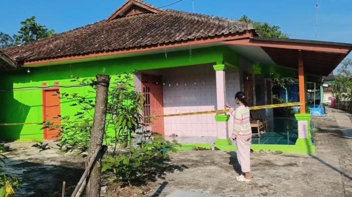 LOKASI PENEMUAN MAYAT - Rumah milik Tarsiah (72), korban dugaan perampokan disertai pembunuhan di Dusun Rancaudik, Kecamatan Tambakdahan, Kabupaten Subang, tampak tertutup rapat dan dipasangi garis polisi, Kamis (16/4/2026) sore.