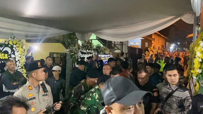 SAMBUT JENAZAH - Ratusan warga memadati area rumah duka jelang kedatangan Almarhum Mayor Infanteri Anumerta Zulmi Aditya Iskandar di Kampung Cikendal, Kelurahan Cipageran, Kota Cimahi.