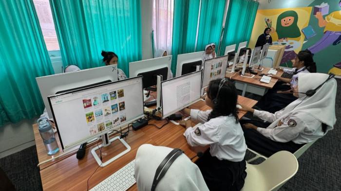 PERPUSTAKAAN DIGITAL - Pemerintah Kota (Pemkot) Bandung berkolaborasi dengan Centratama Group dan Human Initiative memghadirkan Perpustakaan Digital di SMP Negeri 35 Bandung, Selasa 14 Oktober 2025. Fasilitas ini diharapkan menjadi aspek pendukung dalam menghadirkan literasi tanpa batas bagi siswa dan guru di era digital.