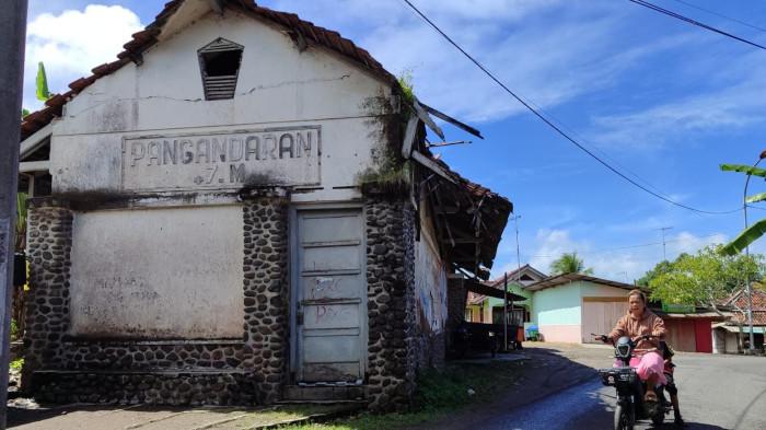 STASIUN PANGANDARAN - Kondisi Bangunan bekas Stasiun KA di wilayah Dusun Bojongjati, Desa Pananjung, Kecamatan Pangandaran, Kabupaten Pangandaran. Foto diambil 1 November 2025.