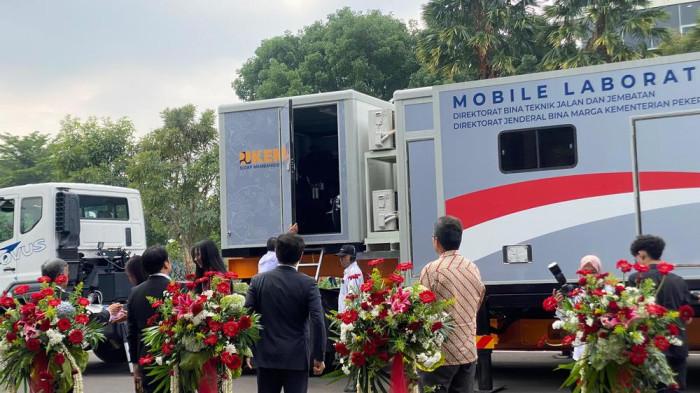 Saat serah terima Mobile Laboratory di Direktorat Bina Teknik Jalan dan Jembatan, Ditjen Bina Marga, Kementerian PUPR, Jl. AH. Nasution, Kota Bandung, Selasa (18/11/2025).