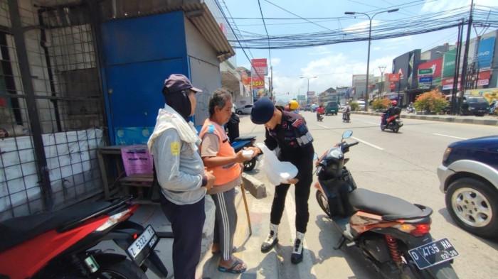 Satbrimob Polda Jabar Tebar Kepedulian Melalui Program Jumat Berkah