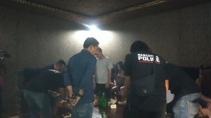 Momen Seorang Wanita Kena Razia di Karaoke Majalengka: “Izin Keluar Sebentar. Satu Menit Saja, Pak”