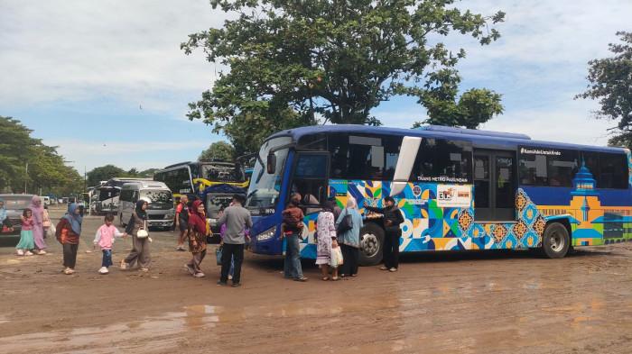 PARKIR WISATA- Sejumlah kendaraan terparkir di kahan eks PW Pangandaran yang dipadati kendaraan wisatawan pada Minggu (29/3/2026) pagi.