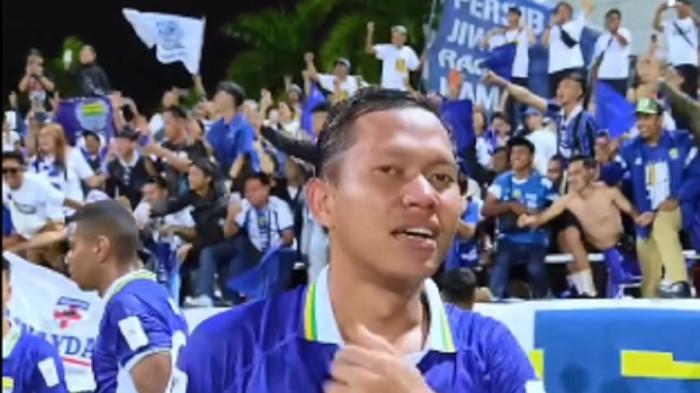 TERTAHAN - Selebrasi Adam Alis dengan latar belakang Bobotoh.