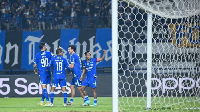 Selebrasi Thom Haye dkk usai mengeksekusi penalti di laga Persib Bandung vs Persik Kediri pada babak pertama, Senin (9/3/2026) malam WIB di Stadion Gelora Bandung Lautan Api (GBLA), Bandung, Jawa Barat.(KOMPAS.com/ADIL NURSALAM)