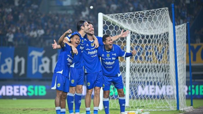 Selebrasi Thom Haye dkk usai mengeksekusi penalti di laga Persib Bandung vs Persik Kediri pada babak pertama, Senin (9/3/2026) malam WIB di Stadion Gelora Bandung Lautan Api (GBLA), Bandung, Jawa Barat.(KOMPAS.com/ADIL NURSALAM)