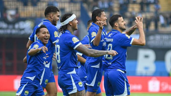 Selebrasi pemain Persib usai Patricio Matricardi mencetak gol di menit ke-2. Skor Persib vs PSIM berakhir 1-0, Senin (4/5/2026).(KOMPAS.com/ADIL NURSALAM)