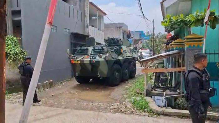 Selvi Ananda ke Bojongsoang Bandung Dikawal Kendaraan Tempur, Panser Anoa Lewati Jalan Perumahan