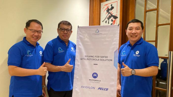 Senior CAM Enterprise Fixed Video dari Motorola Solutions Indonesia, Mr. Sim- Direktur Pemasaran Avigilon, Donkers Mayorga-Direktur PT Anugerah Solusi Tekindo, Henry Gautama, dalam acara seminar 