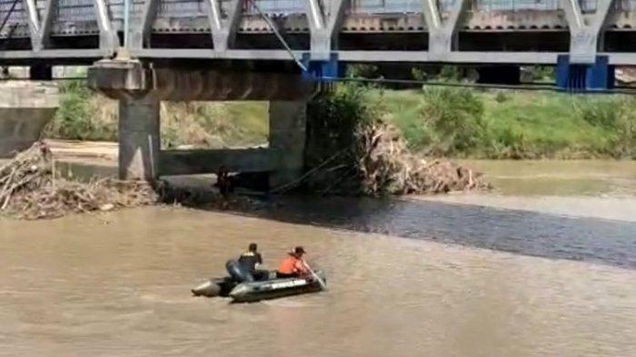 Becak Terserempet Dump Truk, Ibu dan Anak Terlempar ke Sungai, Tersangkut di Sampah
