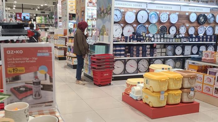 Seorang pengunjung sedang memilih barang gerai AZKO di The Kings