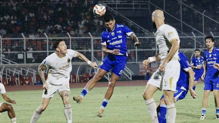 Serangan Persib Bandung terhadap Bhayangkara FC pada pertandingan pekan ke-30 Super League 2025-2026, di Stadion PKOR Sumpah Pemuda, Lampung. Kamis (30/4/2026). Laga berakhir 4-2 untuk keunggulan Maung Bandung.