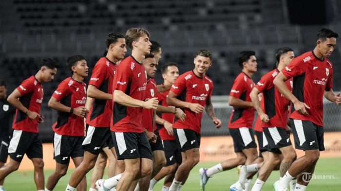 LATIHAN - Sesi latihan Timnas Indonesia di Stadion Gelora Bung Tomo, Surabaya pada Kamis (4/9/2025) malam. Sesi ini bagian dari persiapan Timnas Indonesia jelang menghadapi China Taipei dalam agenda FIFA Matchday.
