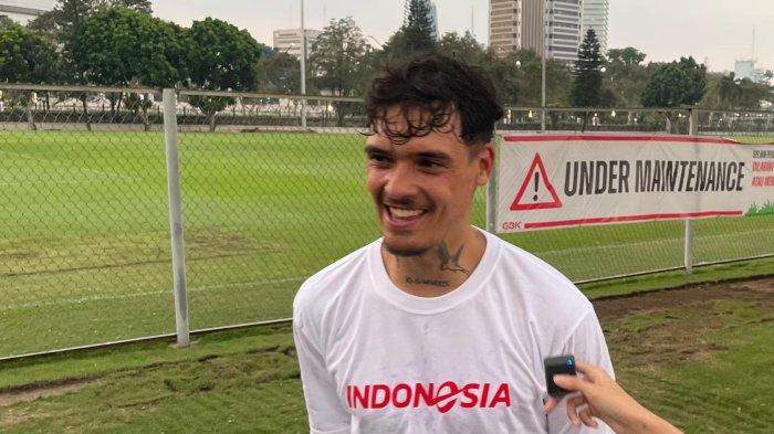 Bek sayap Timnas Indonesia, Shayne Pattynama, usai berlatih di Lapangan A&B Komplek GBK, Senayan, Jakarta, Selasa (28/5/2024) (Tribunnews/Alfarizy)