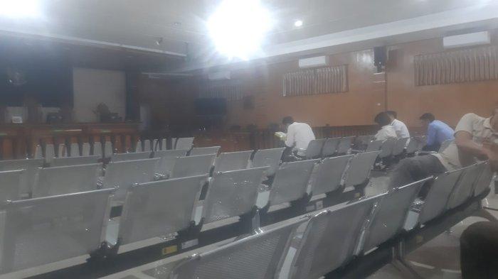 SIDANG DOKTER CABUL - Dokter residen cabul, Priguna Anugerah Pratama (kemeja putih) terduduk saat menunggu kehadiran majelis hakim dengan agenda pembacaan tuntutan di PN Bandung, Senin (27/10/2025). Sidang berlangsung secara tertutup