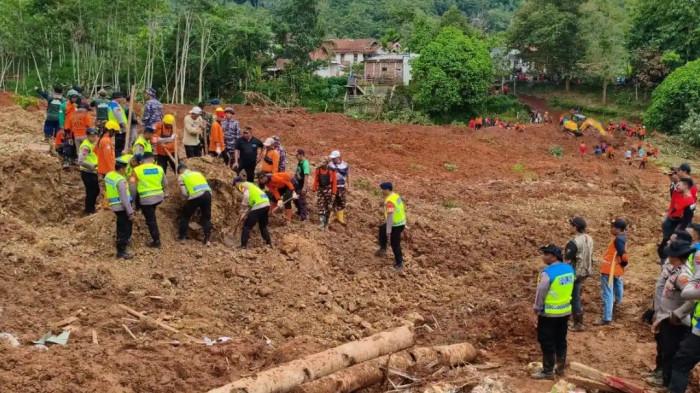 LONGSOR MAJENANG: Situasi pencarian korban longsor di Desa Cibeunying, Kecamatan Majenang, Kabupaten Cilacap masih terus berlangsung, Jumat (14/11/2025). Ahli Geologi Unsoed mengungkap peristiwa yang terjadi pada Kamis (13/11/2025) malam itu diprediksi bukan longsor biasa melainkan longsoran kompleks yang berpotensi menimbulkan pergerakan susulan selama musim hujan.