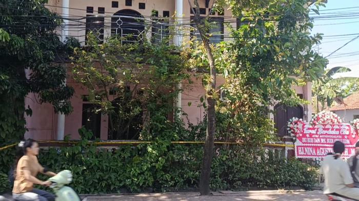 PENEMUAN JASAD - Rumah yang diduga jadi lokasi pembunuhan satu anggota keluarga di Kelurahan Paoman, Kecamatan/Kabupaten Indramayu, Jawa Barat.