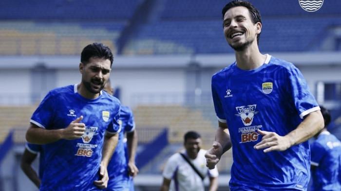 LATIHAN - Skuad Persib Bandung menjalani latihan resmi atau official training di Stadion Gelora Bandung Lautan Api (GBLA), Kota Bandung, Jawa Barat, Kamis (4/12/2025). Latihan ini bagian dari persiapan menghadapi laga kandang melawan Borneo FC dalam lanjutan Super League 2025/2026, di Stadion GBLA, pada Jumat, 5 Desember 2025, pukul 19.00 WIB.
