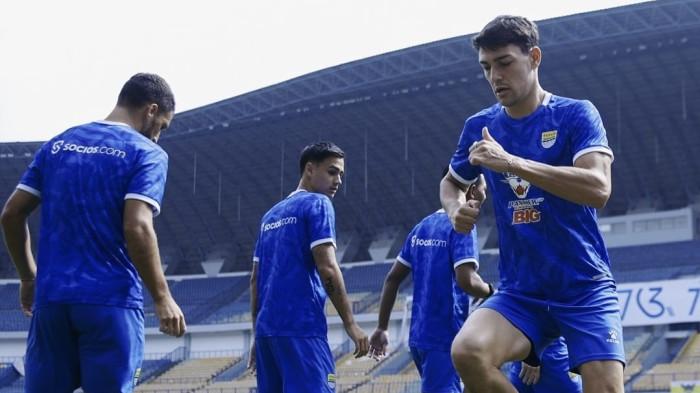 LATIHAN - Skuad Persib Bandung menjalani latihan resmi atau official training di Stadion Gelora Bandung Lautan Api (GBLA), Kota Bandung, Jawa Barat, Kamis (4/12/2025). Latihan ini bagian dari persiapan menghadapi laga kandang melawan Borneo FC dalam lanjutan Super League 2025/2026, di Stadion GBLA, pada Jumat, 5 Desember 2025, pukul 19.00 WIB.