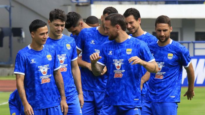 LATIHAN - Skuad Persib Bandung menjalani latihan resmi atau official training di Stadion Gelora Bandung Lautan Api (GBLA), Kota Bandung, Jawa Barat, Kamis (4/12/2025) Latihan ini bagian dari persiapan menghadapi laga kandang melawan Borneo FC dalam lanjutan Super League 2025/2026, di Stadion GBLA, pada Jumat, 5 Desember 2025, pukul 19.00 WIB.