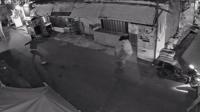 HANSIP DITEMBAK MALING: Tangkapn layar detik-detik Hansip terkena tembakan saat menggagalkan pencurian motor di Jalan Pelajar, Cakung, Jakarta Timur, Sabtu (8/11/2025) malam. - Inilah sosok Hansip yang tewas ditembak maling setelah menggagalkan pencurian motor di Cakung, Jakarta Timur, dikenal pekerja keras