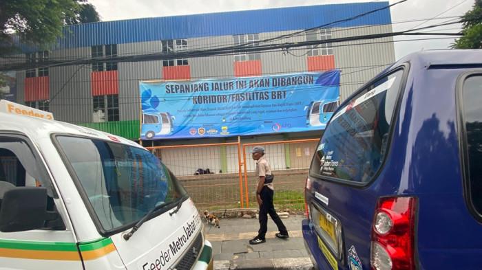 PROYEK BRT - Spanduk pemberitahuan pembanguan koridor BRT terpasang di Jalan Ahmad Yani, Kota Bandung