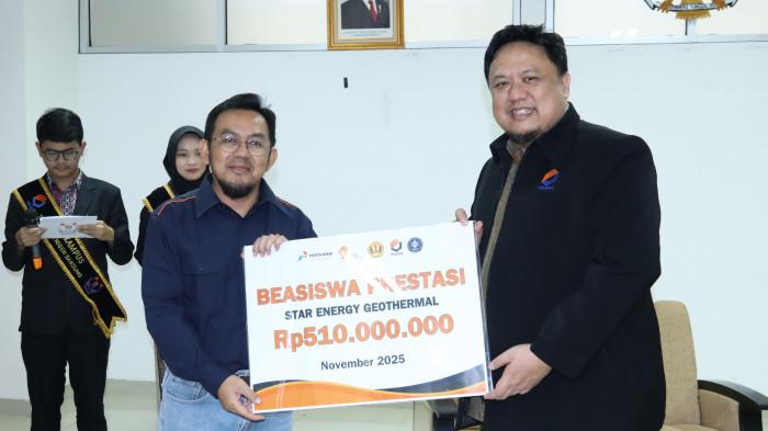 PEMBERIAN SIMBOLIS - Politeknik Negeri Bandung menerima program beasiswa prestasi dari Star Energy Geothermal di Gedung H Polban, Selasa (11/11/2025). 