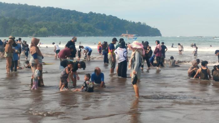Suasana aktivitas Wisatawan di Pantai Barat Pangandaran pada ujung akhir libur Natal dan Tahun Baru, Minggu 4 Januari 2026 sekitar pukul 09.00 WIB