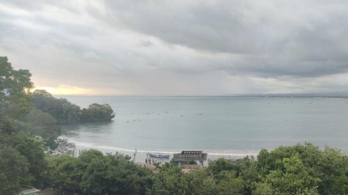 PANGANDARAN MENDUNG - Suasana di Pantai Barat Pangandaran pada Sabtu (29/11/2025) sore. Cuaca mendung membuat wisatawan kecewa tak bisa melihat sunset.