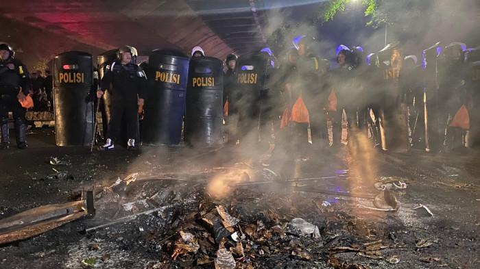 KERICUHAN - Suasana di Simpang Tamansari-Cikapayang saat terjadi aksi kerusuhan di Kota Bandung, Jumat (1/5/2026).