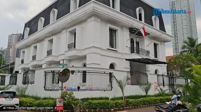 SUASANA RUMAH EKO - Suasana rumah mewah anggota DPR RI Eko Hendro Purnomo alias Eko Patrio di Jalan Karang Asem I, Kuningan Timur, Setiabudi, Jakarta Selatan, setelah digeruduk massa, Minggu (31/8/2025). Polisi masih menyelidiki kasus penjarahan rumah politikus PAN Eko Hendro Purnomo alias Eko Patrio di Jalan Karang Asem I 
