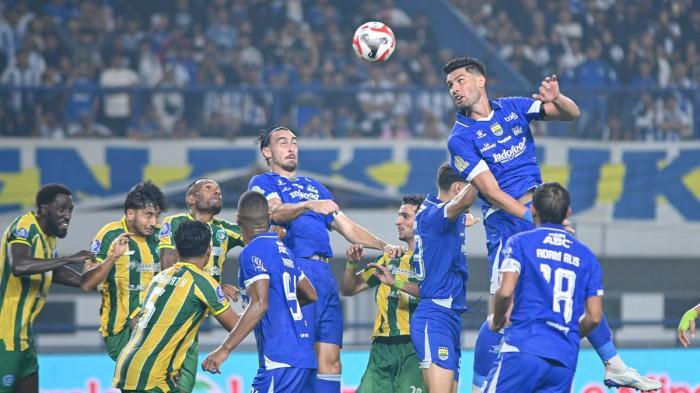 Suasana saat perebutan bola antara pemain Persib Bandung dan PSBS Biak dalam pekan ke-18 Super League 2025-2026 yang tersaji di Stadion GBLA, Minggu (25/1/2026).(KOMPAS.com/ADIL NURSALAM)