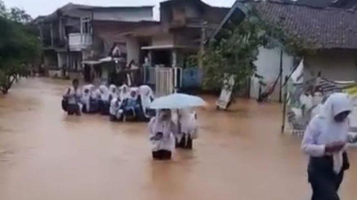 Sungai Cisunggalah Meluap, Jalan di Solokanjeruk Bandung Terendam Banjir, Pengendara Putar Balik