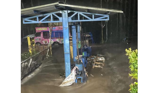 SUNGAI MELUAP - Sungai Sosopan yang meluap dan merendam beberapa rumah di wilayah Desa Cikunten, Singaparna, Kabupaten Tasikmalaya, Senin (4/8/2025).